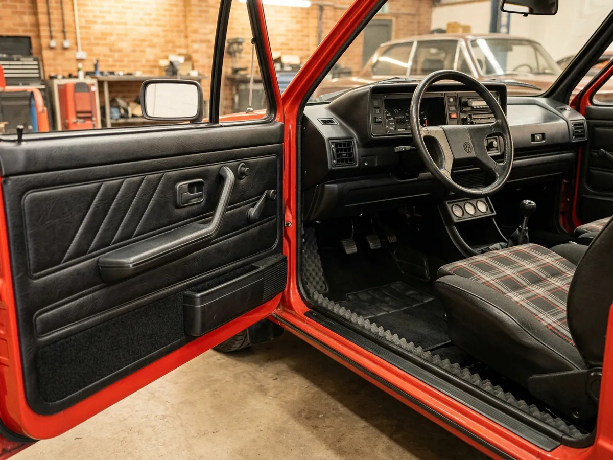 VW Golf MK1 — Wygłuszenie podłogi i drzwi